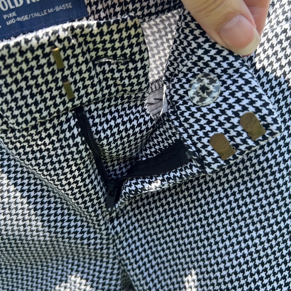 Black and white old navy capris. Pixie. Midrise. 4 regular. - Picture 4 of 7